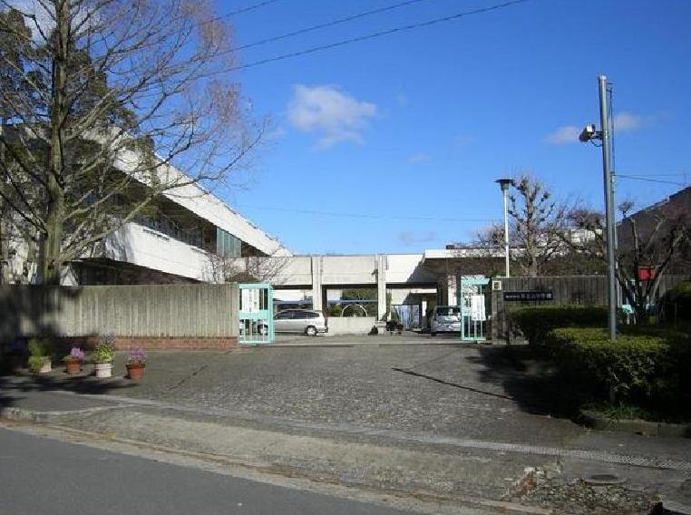 Junior high school. 627m to Suita Municipal Furuedai junior high school