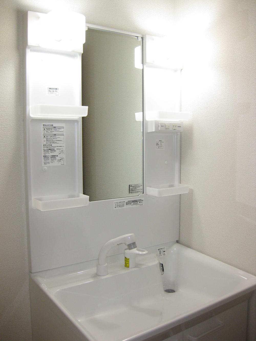 Wash basin, toilet. Wash basin with shampoo dresser