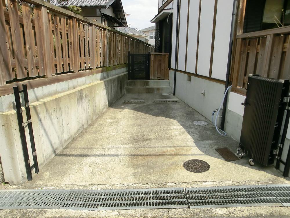 Parking lot. Local (03 May 2013) Shooting