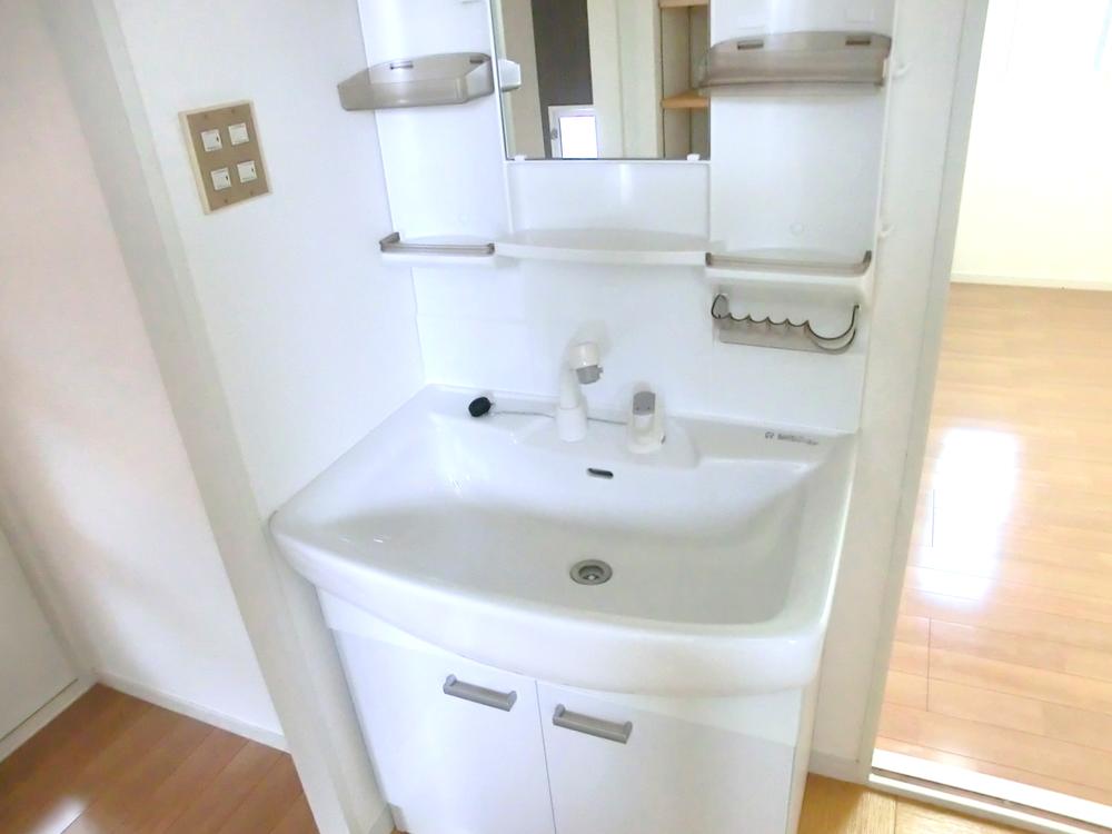 Wash basin, toilet. Indoor (11 May 2013) Shooting