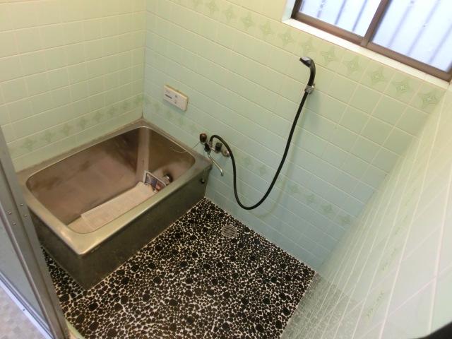 Bathroom. Local (11 May 2013) Shooting