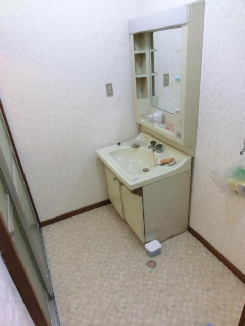 Wash basin, toilet. Local (11 May 2013) Shooting