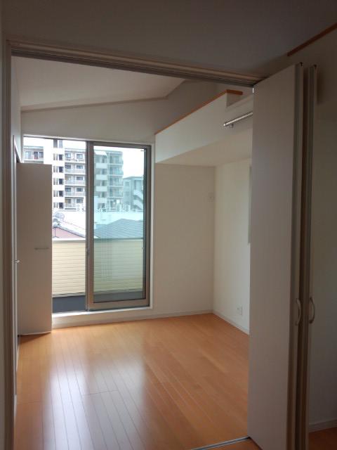 Non-living room. Separate them by the third floor of Tsuzukiai partition