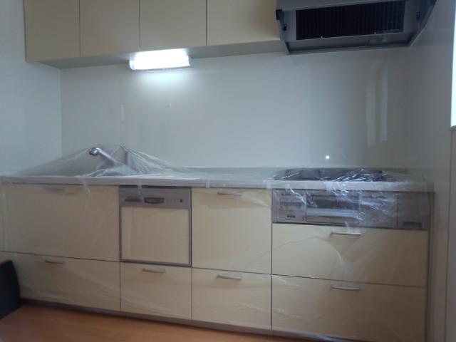 Kitchen. Bright system kitchen beige With dishwasher Peace of mind in the SI sensor stove