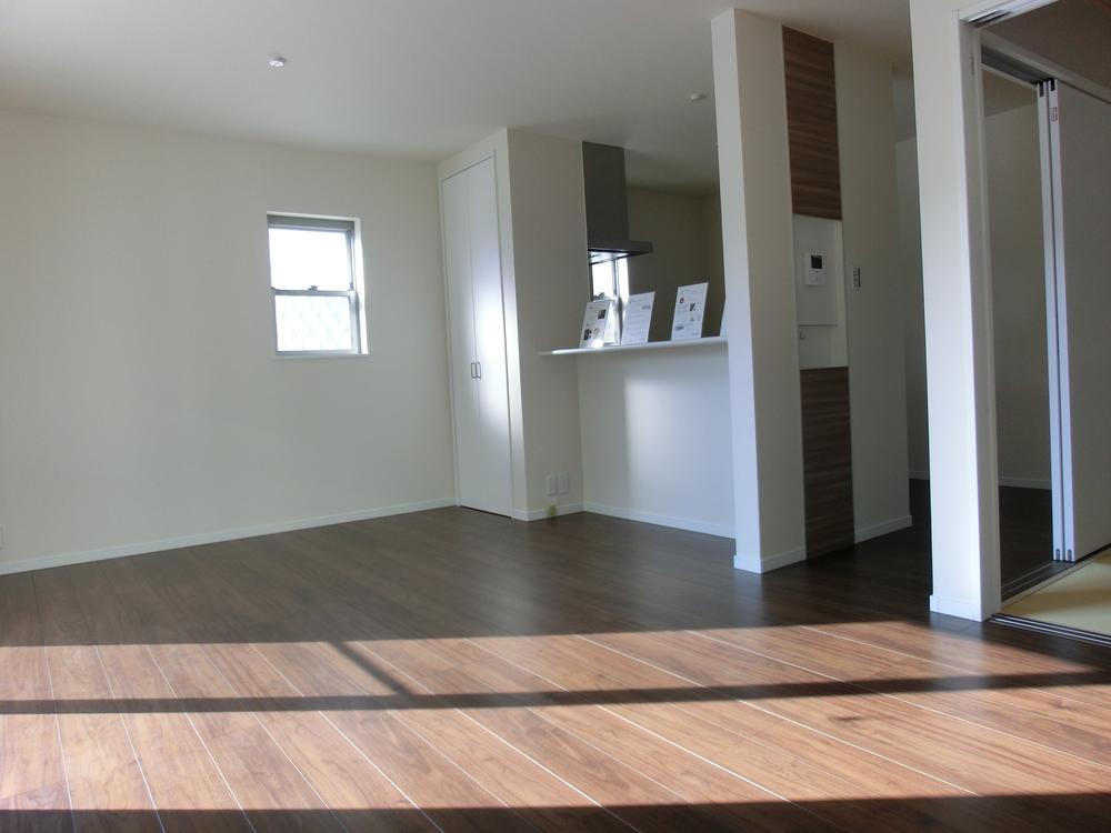 Living. Indoor (12 May 2013) shooting south-facing face-to-face kitchen