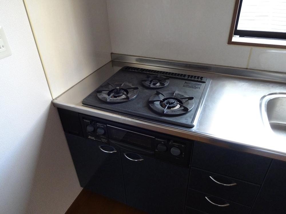 Kitchen. 3-burner stove