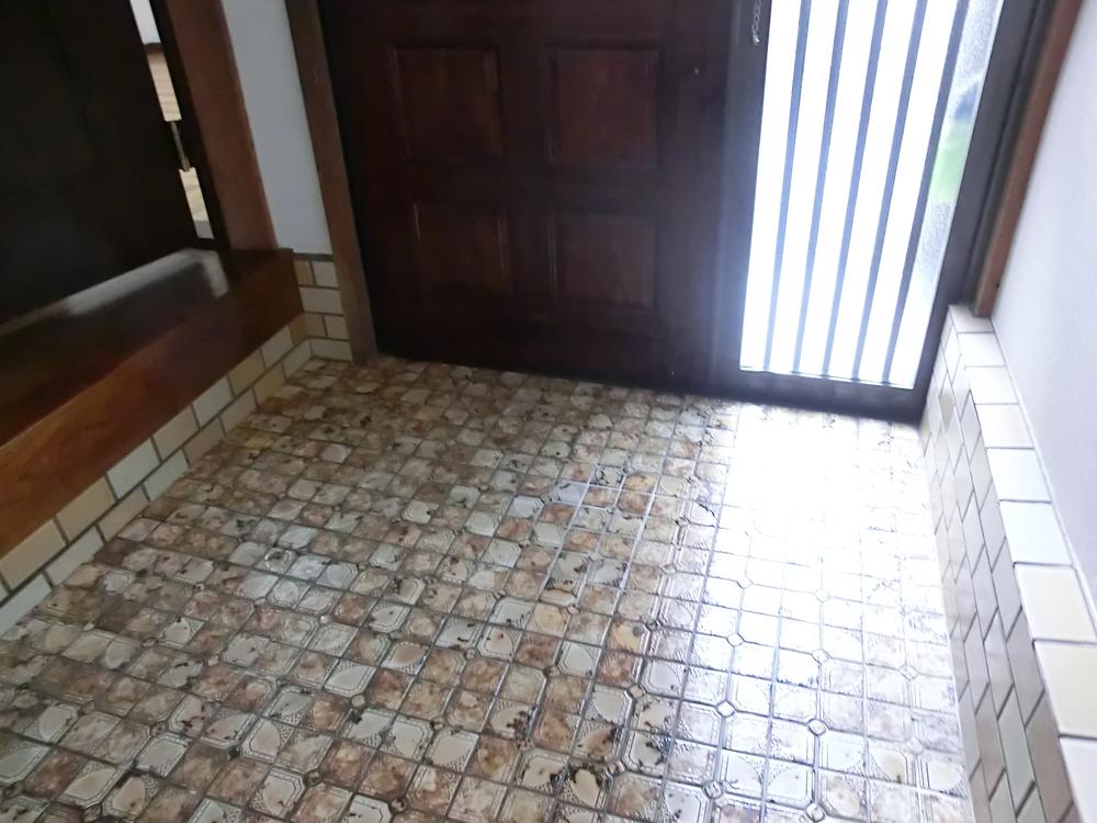 Entrance. Local (May 2013) Shooting