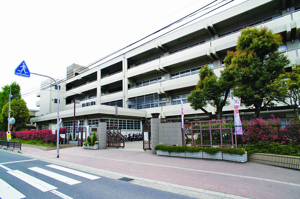Junior high school. 920m up to municipal sixth junior high school