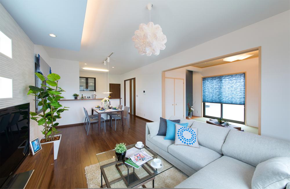 Model house photo. Living considering the hearthstone and housework flow line of the family.