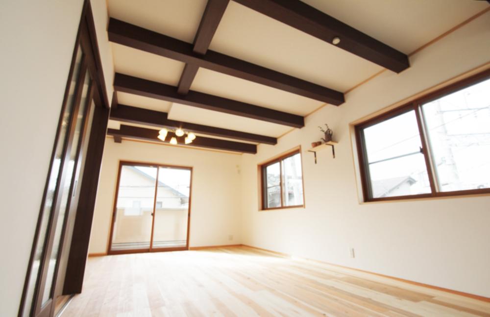 Same specifications photos (living). Spacious living room (image is a reference image) .jpg