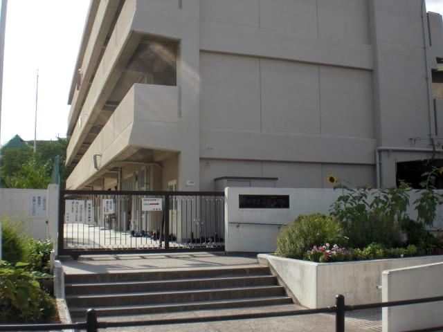 Primary school. 897m to Suita Tateyama hand Elementary School