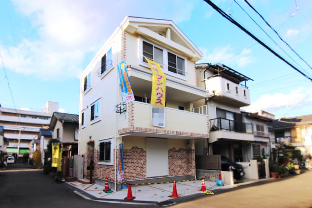 Local photos, including front road.  ◆ Local Photos