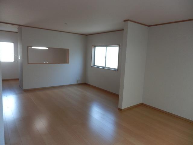 Living. Spacious living 20 quires !!