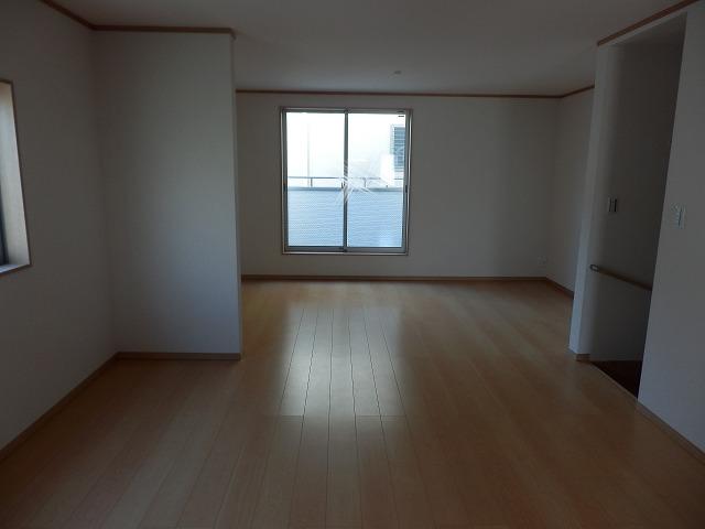 Living. Sunny living is attractive!