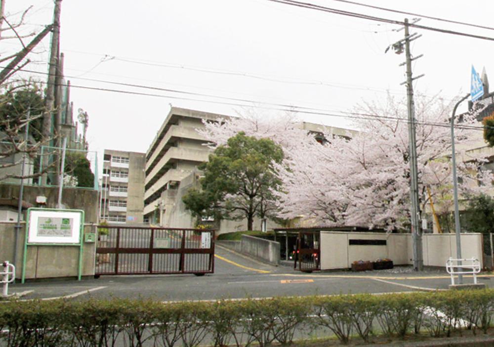 Junior high school. 1280m to Suita Municipal Saidera junior high school