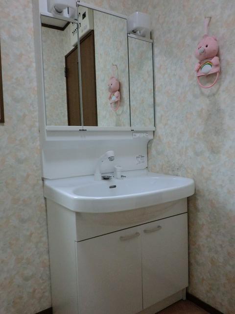 Wash basin, toilet. Indoor (06 May 2013) Shooting