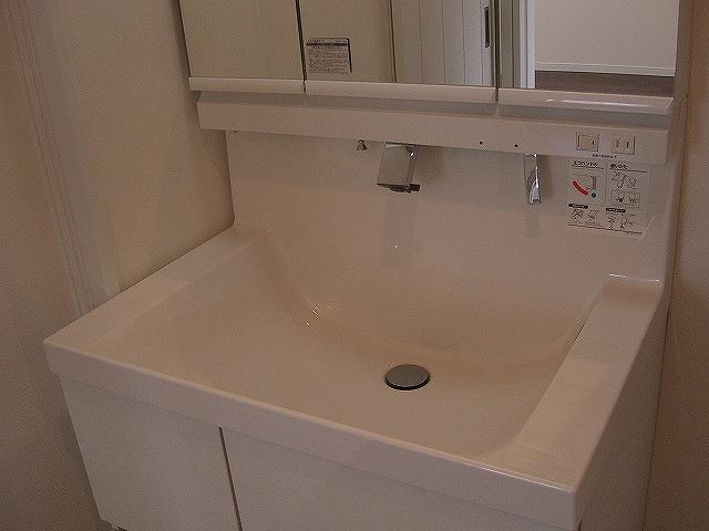 Wash basin, toilet. Wash basin