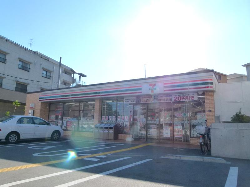 Other local. Neighborhood convenience store a 5-minute walk. 