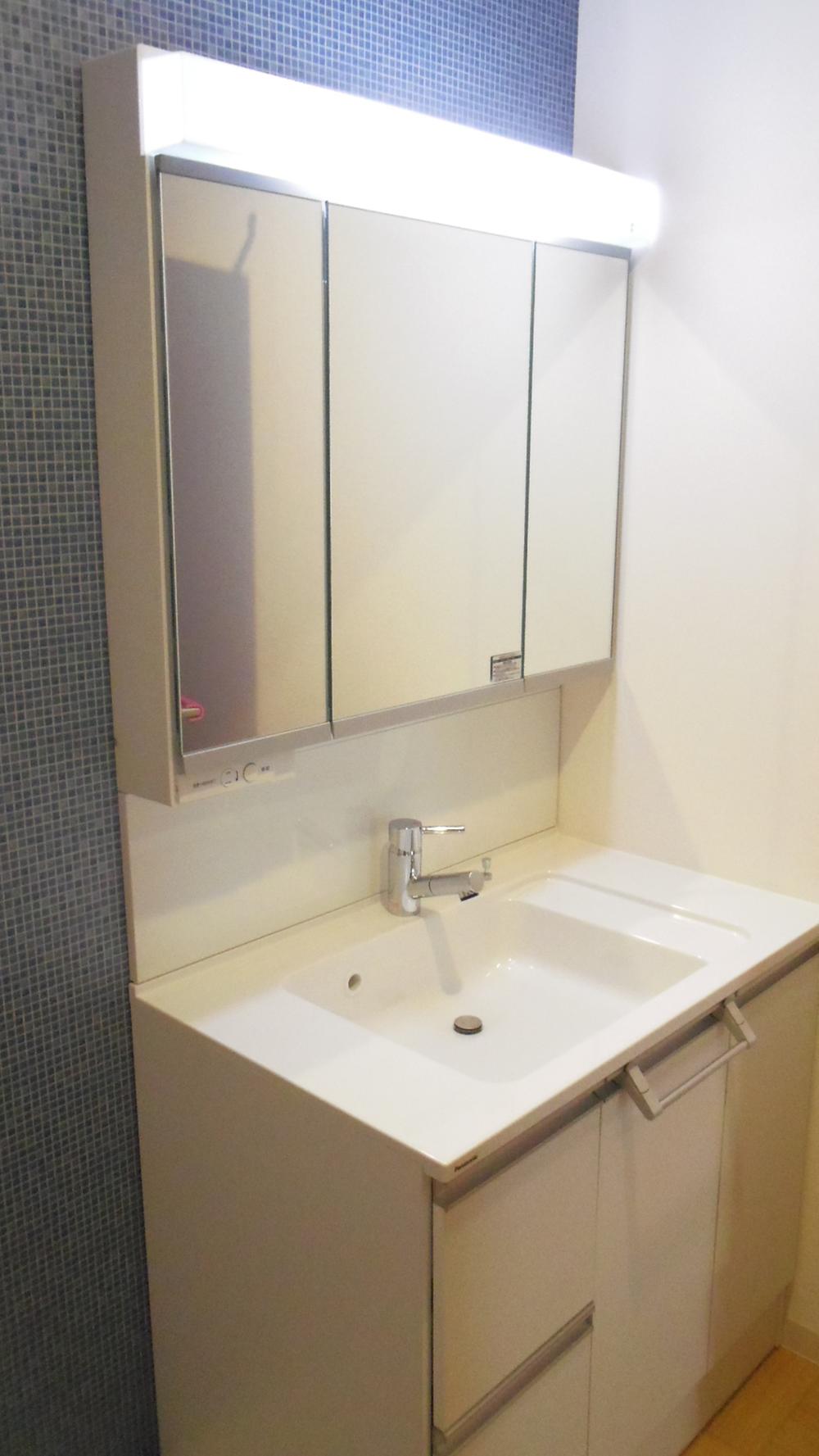 Wash basin, toilet. Large Vanity of