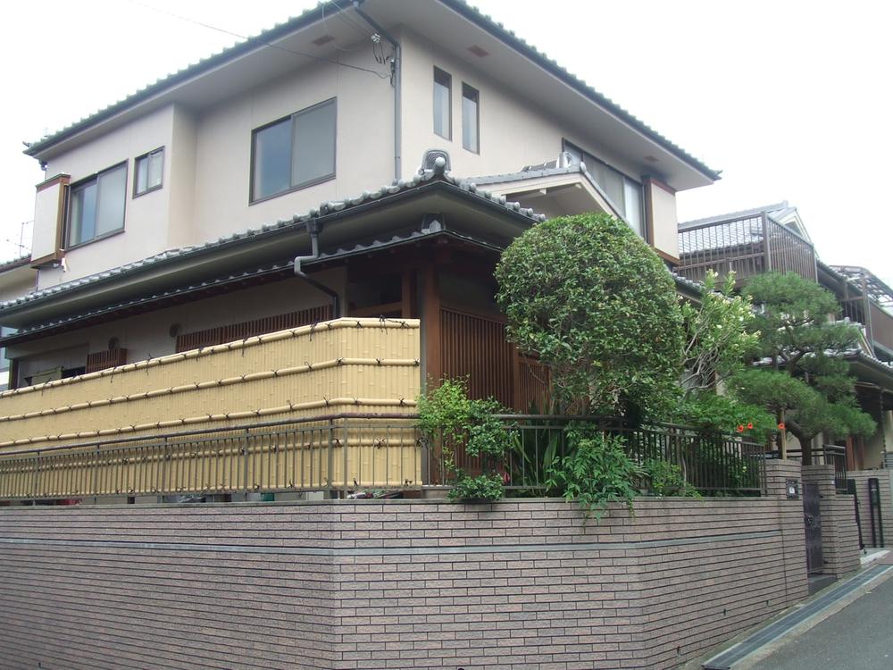 Local appearance photo. It is an excellent house in the north-west corner lot