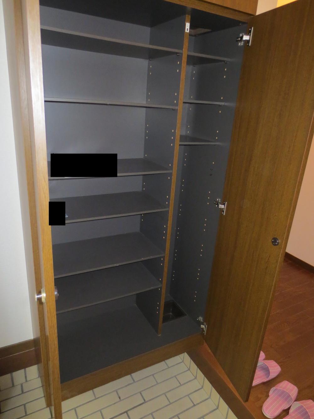 Entrance. Entrance storage