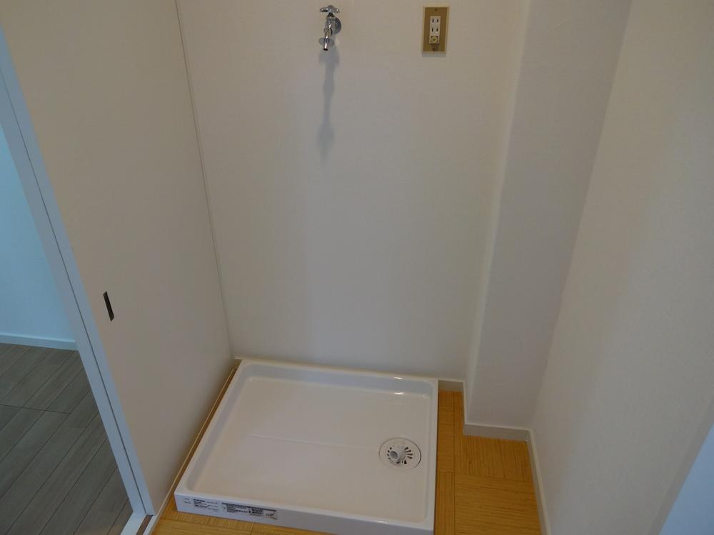 Wash basin, toilet. Laundry van