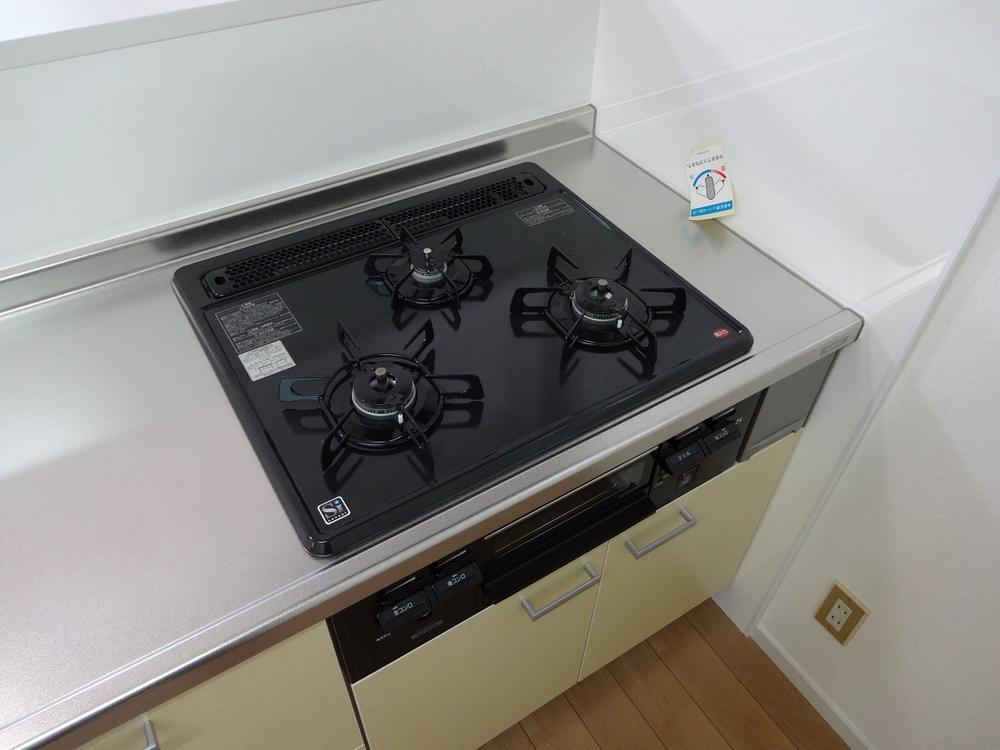 Kitchen. Ease dishes in the 3-burner stove!