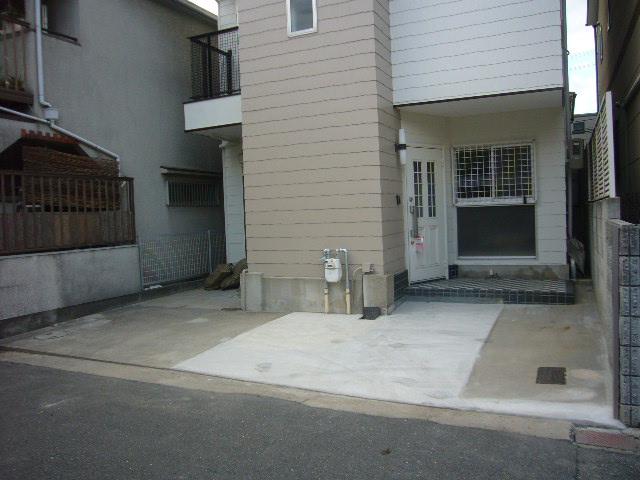 Parking lot. Garage two possible!