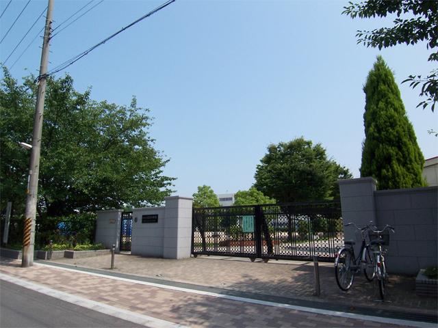 Junior high school. 320m to Suita third junior high school