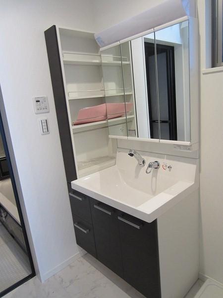 Wash basin, toilet. Room (August 2013) Shooting