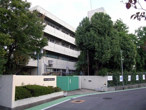 Primary school. 686m to Suita Municipal Esaka Oike elementary school