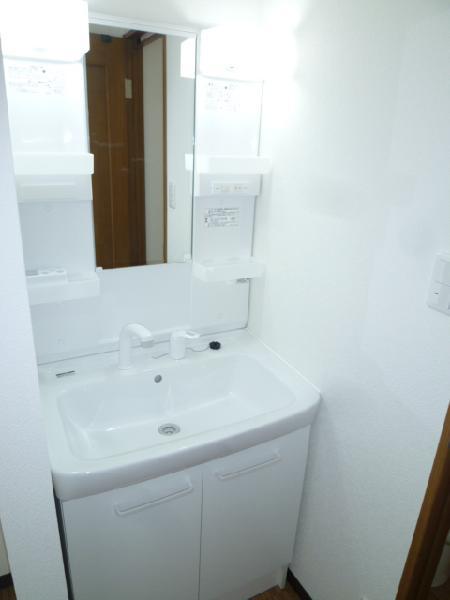 Wash basin, toilet. Indoor (10 May 2013) Shooting