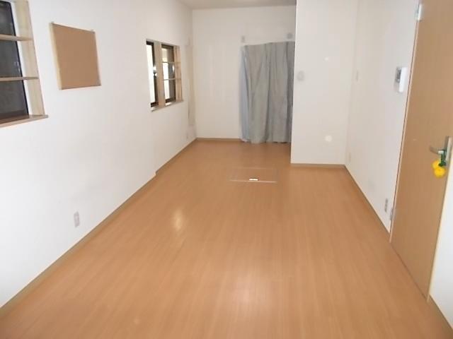 Living. LDK is about 13.5 Pledge, It can be used as a space of about 19.5 Pledge if used as LDK Western about 6 Pledge next. 