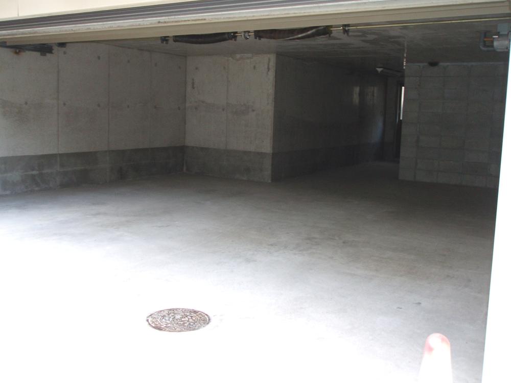 Parking lot. Electric shutter with a built-in garage will protect your car (two available parking)