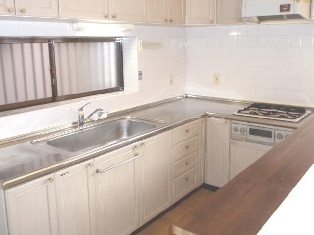 Kitchen. Bright with a window, Kitchen not ac- cumulate of smell