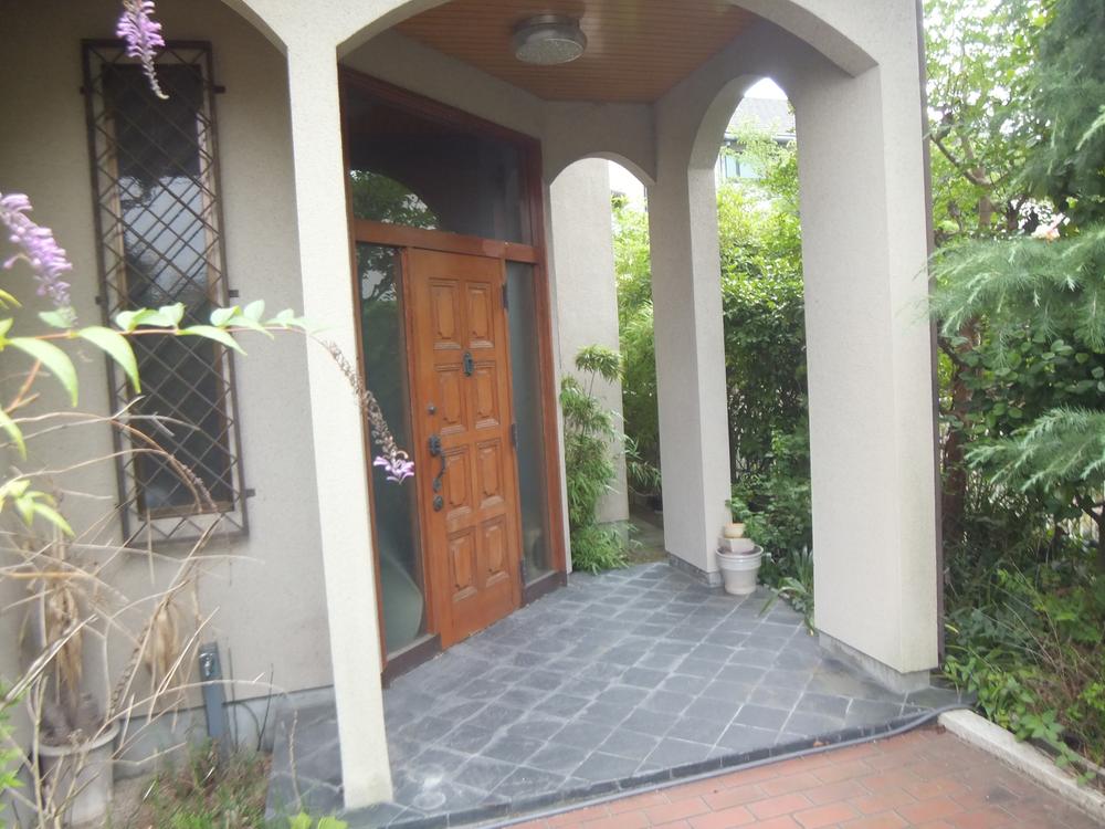 Entrance. Local (July 2013) Shooting