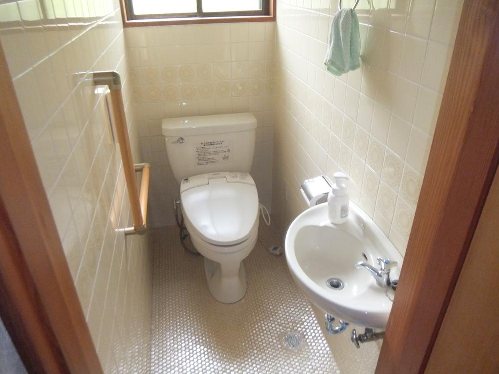 Toilet. Indoor (July 2013) Shooting ・ Bright toilet plugging light