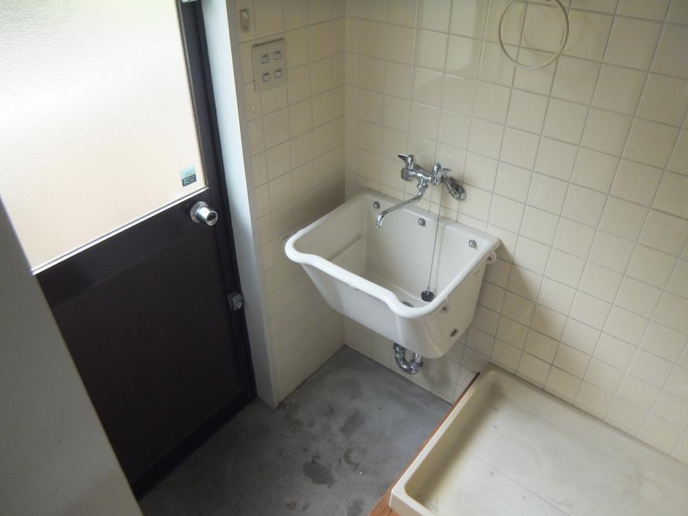 Other introspection. There is a sink in the kitchen door