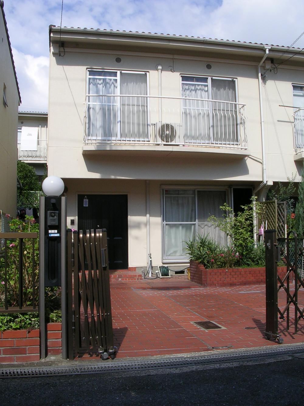 Local appearance photo. There are flower beds 2 places, Parking 2 units can be.