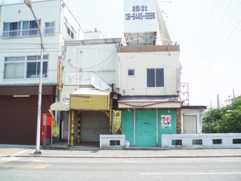 Local appearance photo. Conspicuous billboards. Worth seeing. 