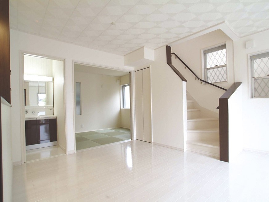 Living. The LDK was the white tones, Coupled with good per yang, Light and airy. Since the living room staircase, Find may be state of every day of the child