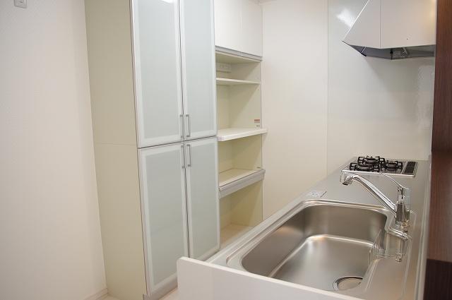 Kitchen. Tableware storage is also equipped. Plenty can be stored is tableware up and down, Also it can be stored, such as further hot plate.