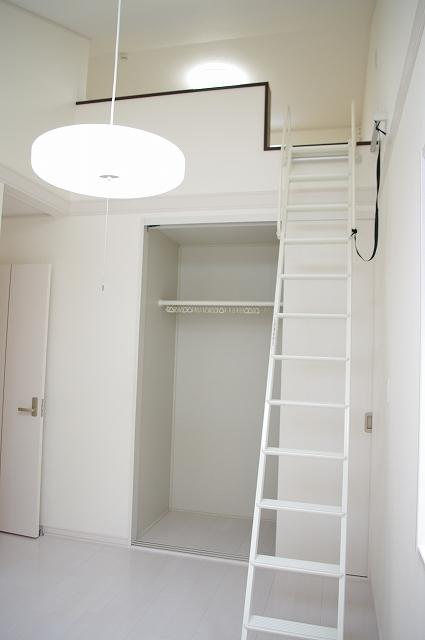 Non-living room. Second floor Western-style room is equipped with a loft. The room there is a loft in addition to the fact that the loft part available, It is also attractive high ceiling!