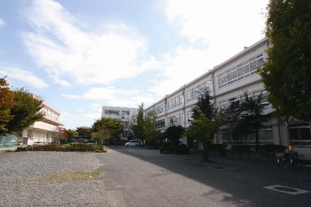 Junior high school. Takaishi City Kominami until junior high school 657m