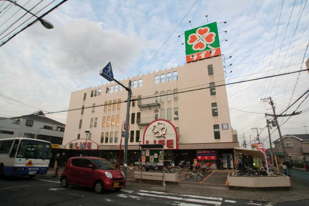 Other. At about a 2-minute walk from Nankai Takaishi Station west exit "Life Takaishi store". Grocery, Clothing, Align to daily necessities, Open until 21 pm.