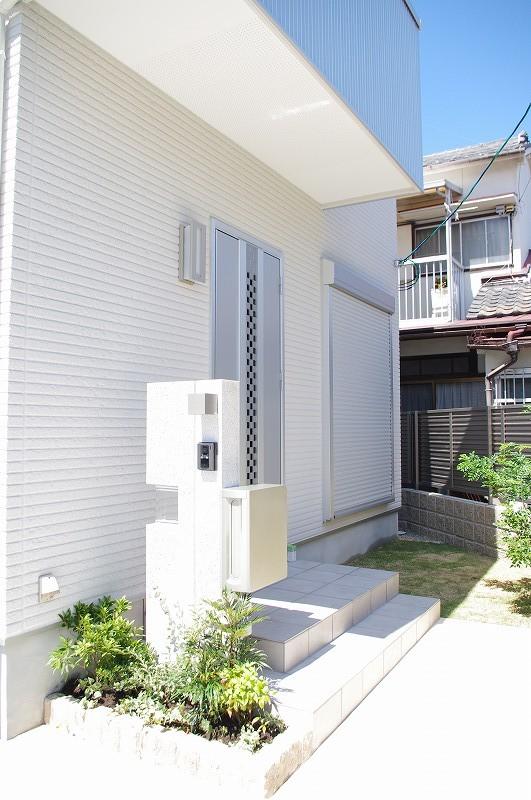 Entrance.  [Model House: entrance]  Chic and now a modern entrance.  Local (August 2013) Shooting