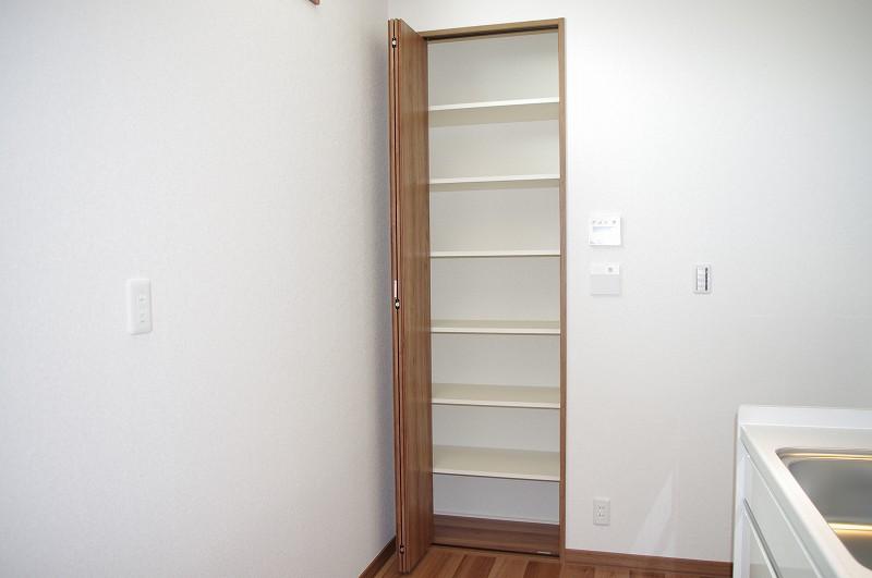 Receipt.  [Model House: Pantry]  The kitchen is next to you there is a storage of up to ceiling (pantry)! Stock up on food and your child's candy ・ You can stock up on plenty and Papa of beer!  Room (August 2013) Shooting