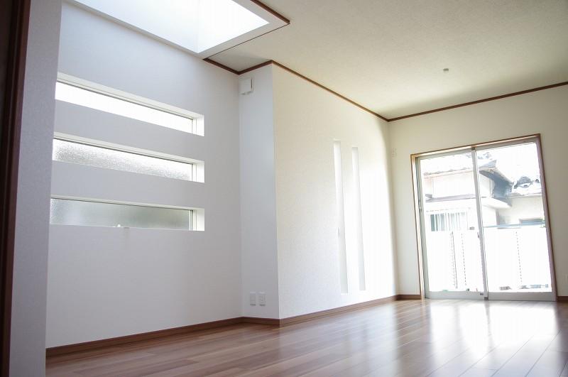 Living.  [Model House: Living]  LDK is spacious 16.2 Pledge! And it comes with a skylight! There will be a bright room light plug.  Room (August 2013) Shooting