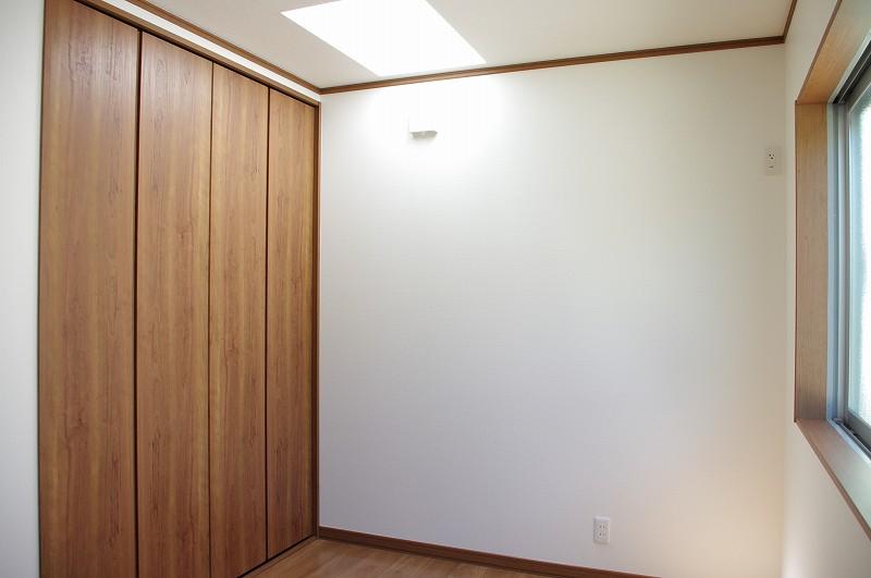 Non-living room.  [Model house: 2 Kaiyoshitsu]  Also with a skylight here rooms with large storage is attached!  Room (August 2013) Shooting