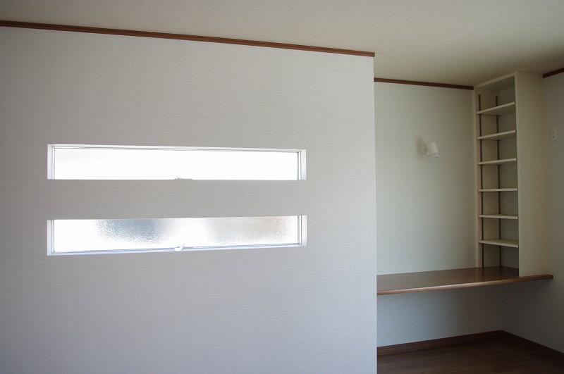 Non-living room.  [Model house: main bedroom]  It comes with a stylish lighting window and counter to the main bedroom. I Dad is mom or a personal computer is going to be something useful space and give them a household account book.  Room (August 2013) Shooting